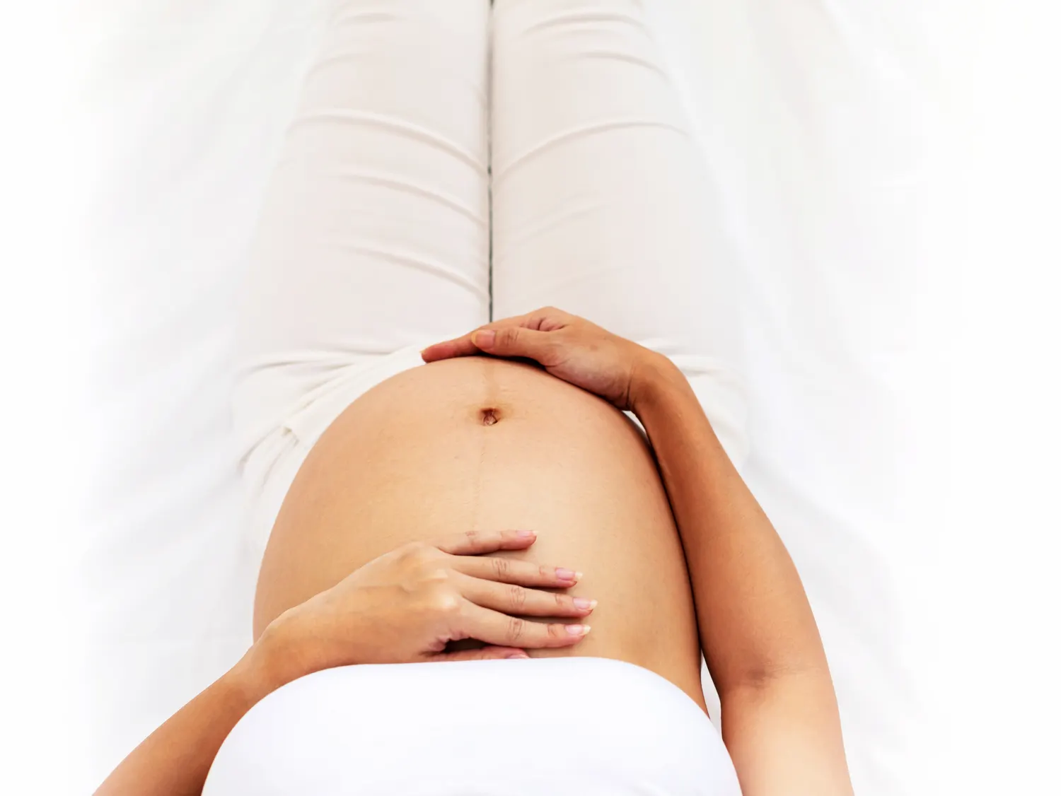 Gestante com as mãos sobre a barriga